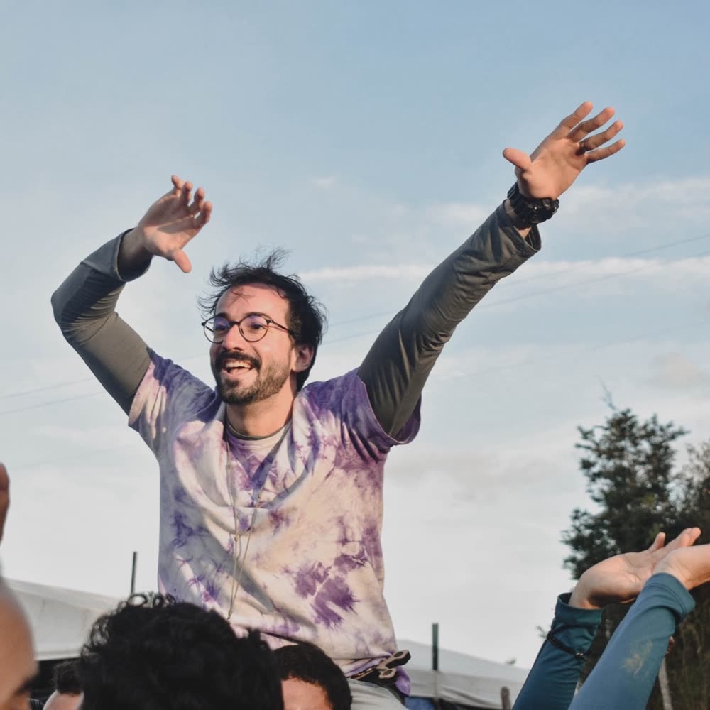 Participante com os braços para o alto