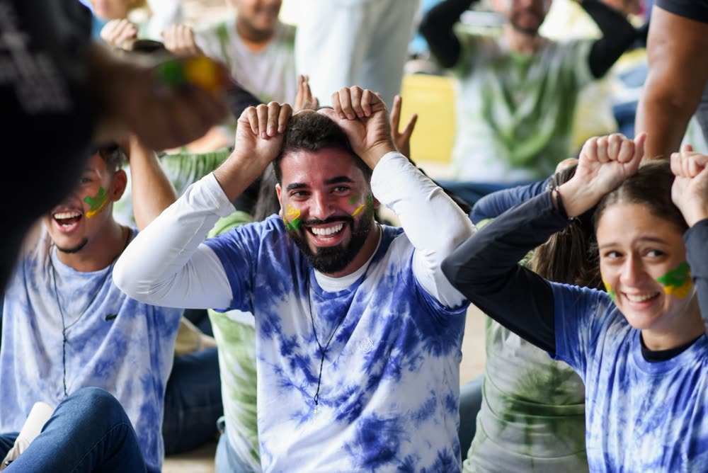 Participantes de camisa azul tie-dye se divertindo