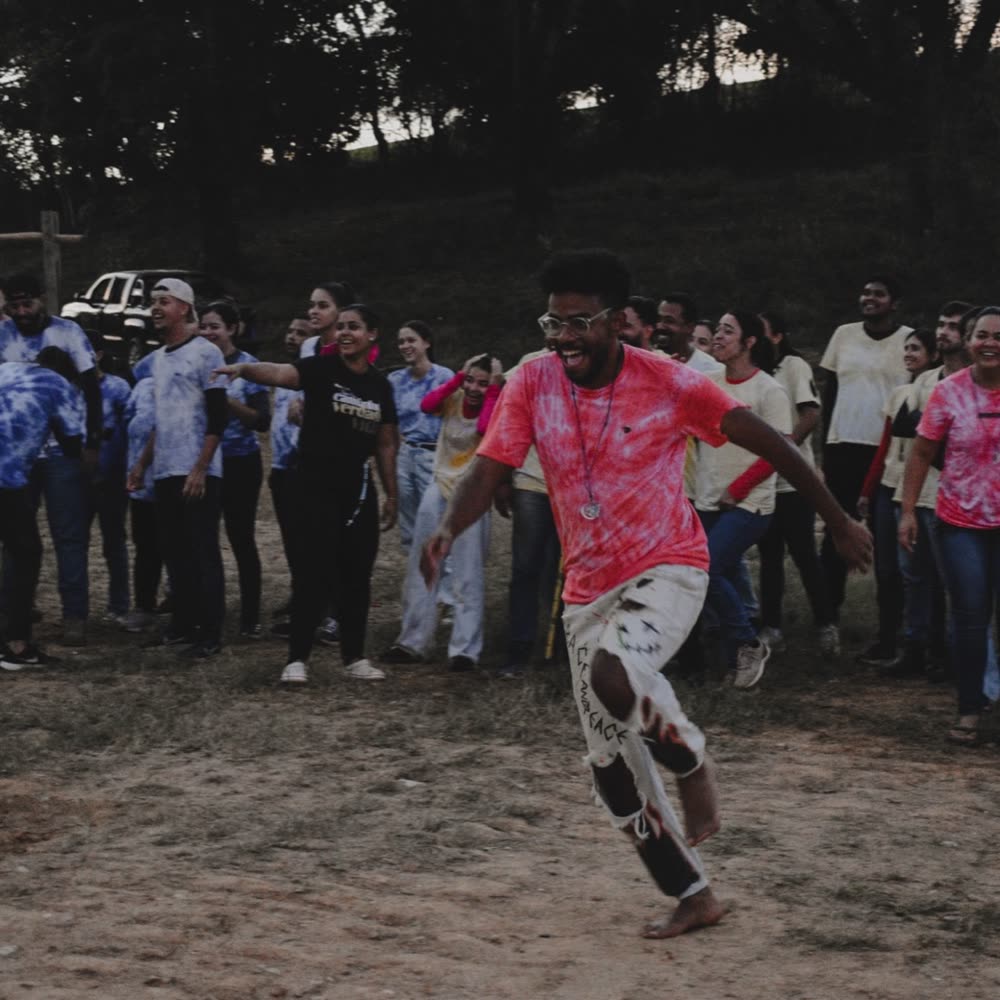 Participante dançando com a roupa suja de lama