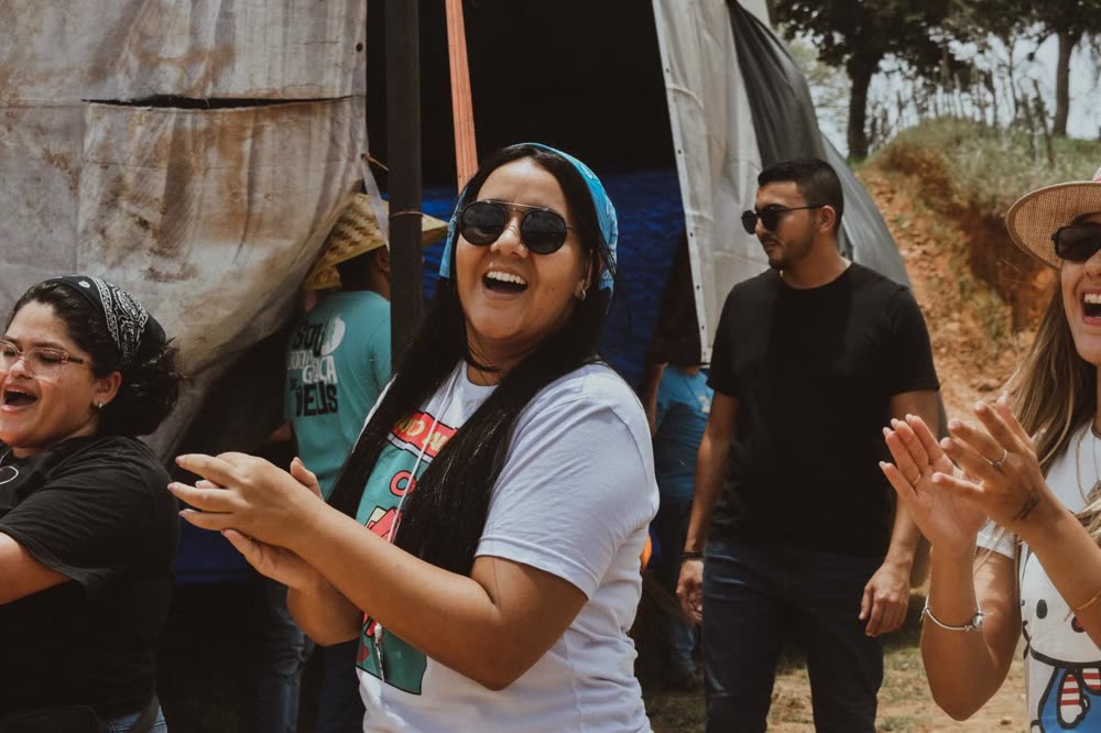 Participantes batendo palmas e rindo