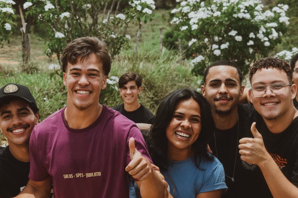 Grupo de participantes sorrindo juntos