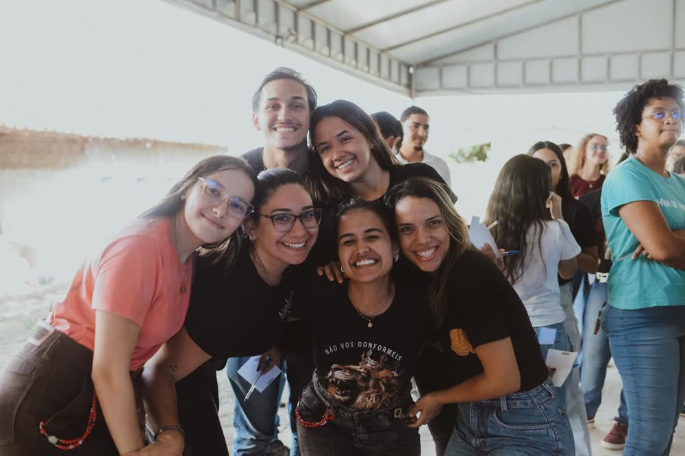 Grupo de participantes reunidos